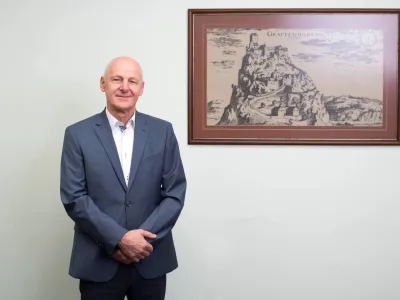 Ivan Črnkovič, župan Kostela

Pri vseh večjih projektih smo prepuščeni sami sebi. Od države ne dobimo niti evra. Veliko je govorjenja, kako skrbijo za enakomeren razvoj države, ko potrebuješ denar, pa pomoči ni.