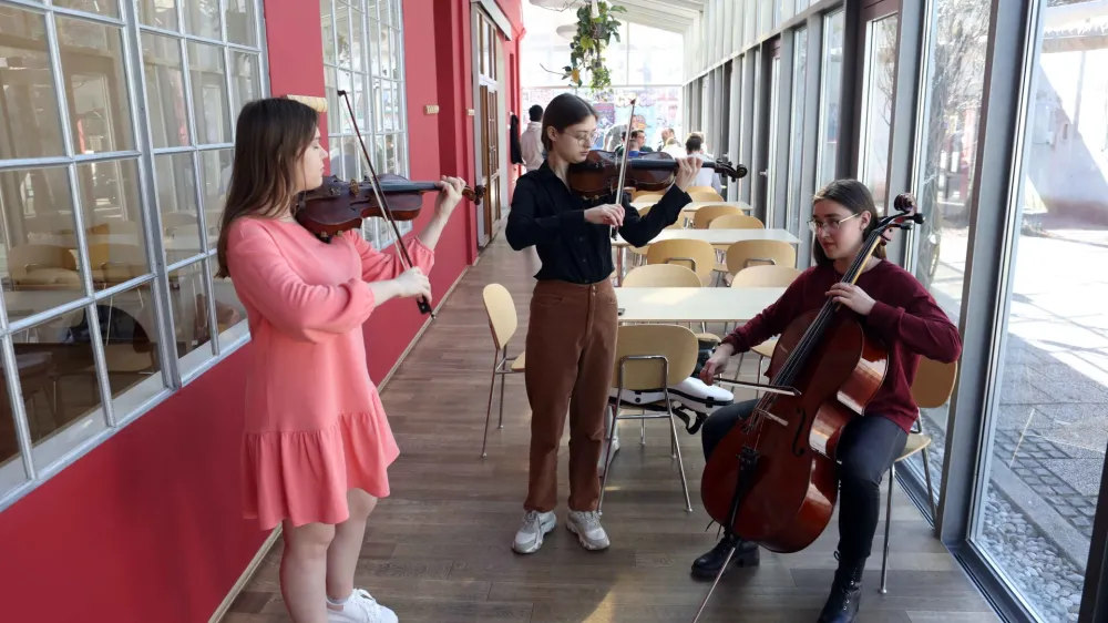 Država skuša za ukrajinske begunce sprejeti interventni zakon. Nevladne organizacije so v ureditvi prepoznale množico ovir. Na fotografiji mladi Ukrajinci v ljubljanskem hostlu Celica.