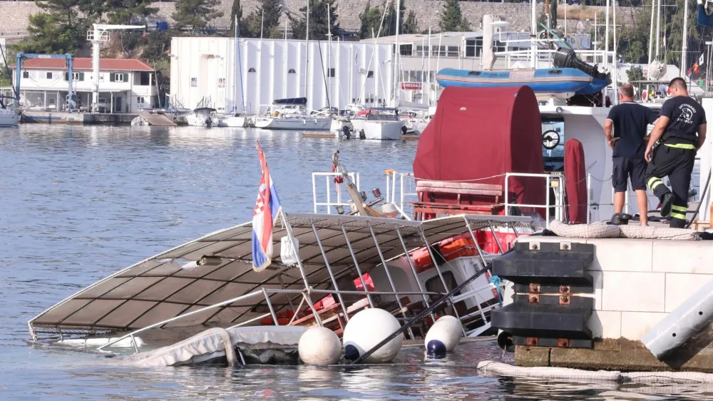 24.07.2022., Split - Tijekom noci oko 2 i 35 doslo do potonuca broda kod INA postaje na zapadnoj obali. Tijekom potapanja na brodu se nalazilo 40 putnika od kojih nitko nije ozlijedjen. Photo: Ivo Cagalj/PIXSELL
