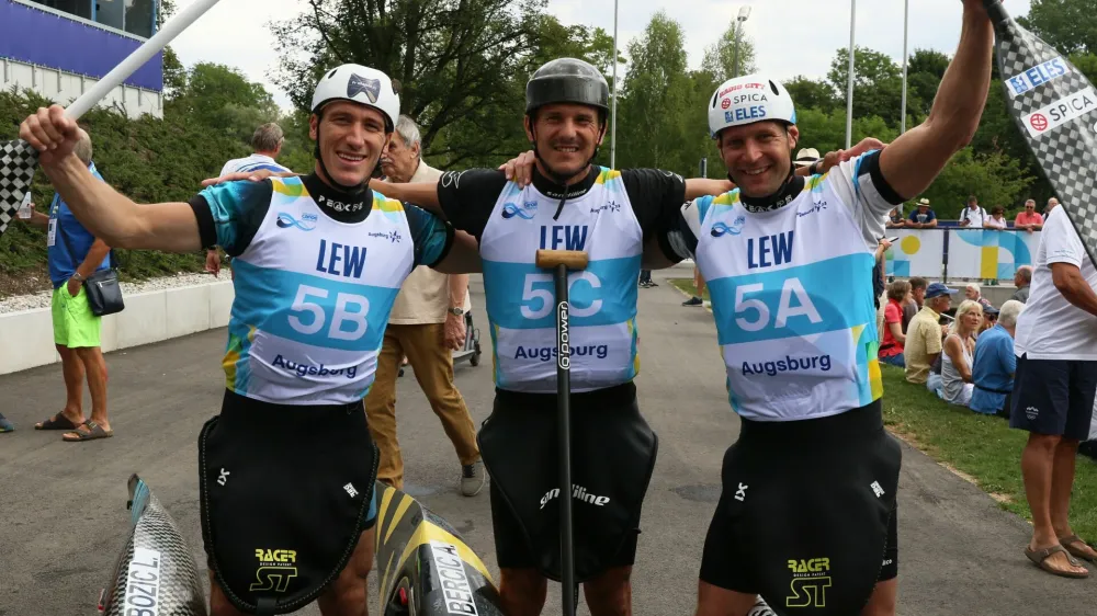 Kanuisti (z leve) Luka Božič, Anže Berčič in Benjamin Savšek so s popolno vožnjo postali svetovni prvaki v moštvenih vožnjah.
F