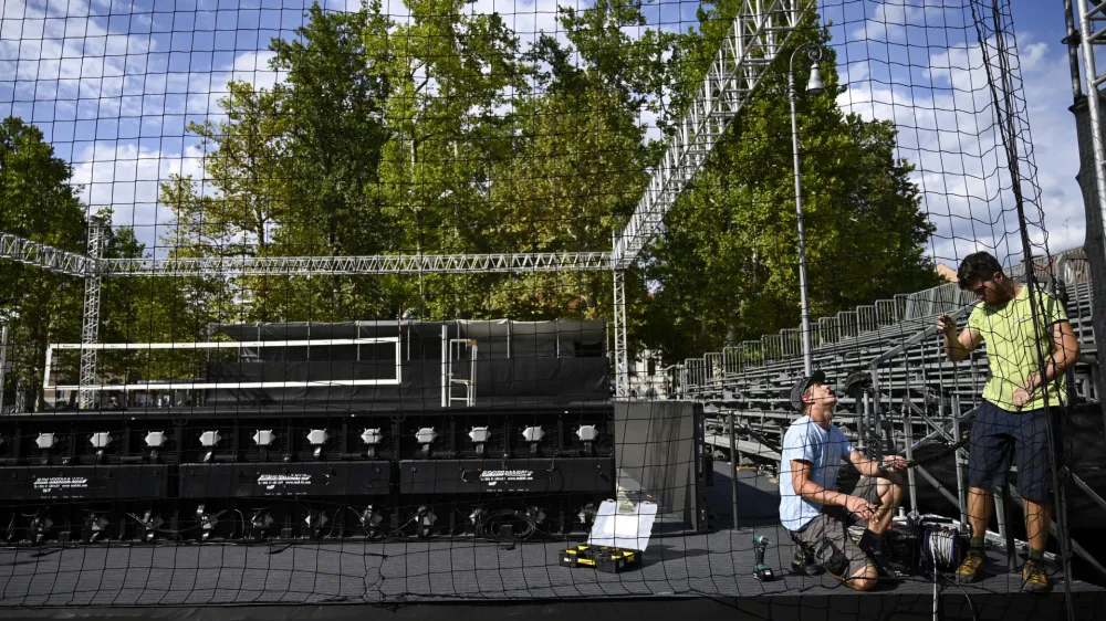 - 27.07.2022 - Odbojka na mivki Ljubljana Beach Volley 2022 – priprava igrišča na Kongresnem trgu //FOTO: Nik Erik Neubauer