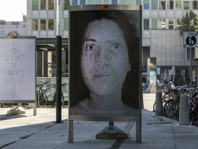 - 10.09.2021  TAM-TAM plakatna galerija Figovec - razstava 47° Celzija v senci - razstavo na prostem sestavlja 30 plakatov na temo podnebne spremembe, ki so jih oblikovali avtorji in avtorice z različnih koncev sveta.  plakati  plakatni pano - //FOTO: Matja Rut