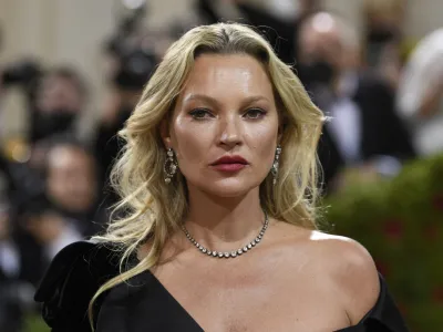 Kate Moss: "Poznam resnico o Johnnyju. Nikoli me ni porinil po stopnicah." F youtube