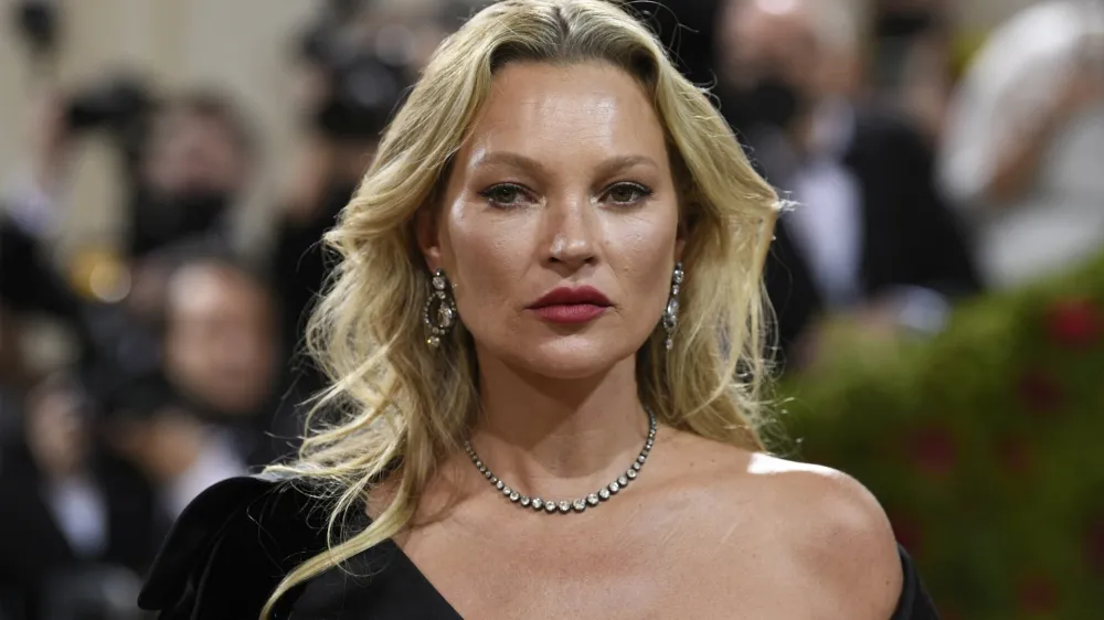 Kate Moss: "Poznam resnico o Johnnyju. Nikoli me ni porinil po stopnicah." F youtube
