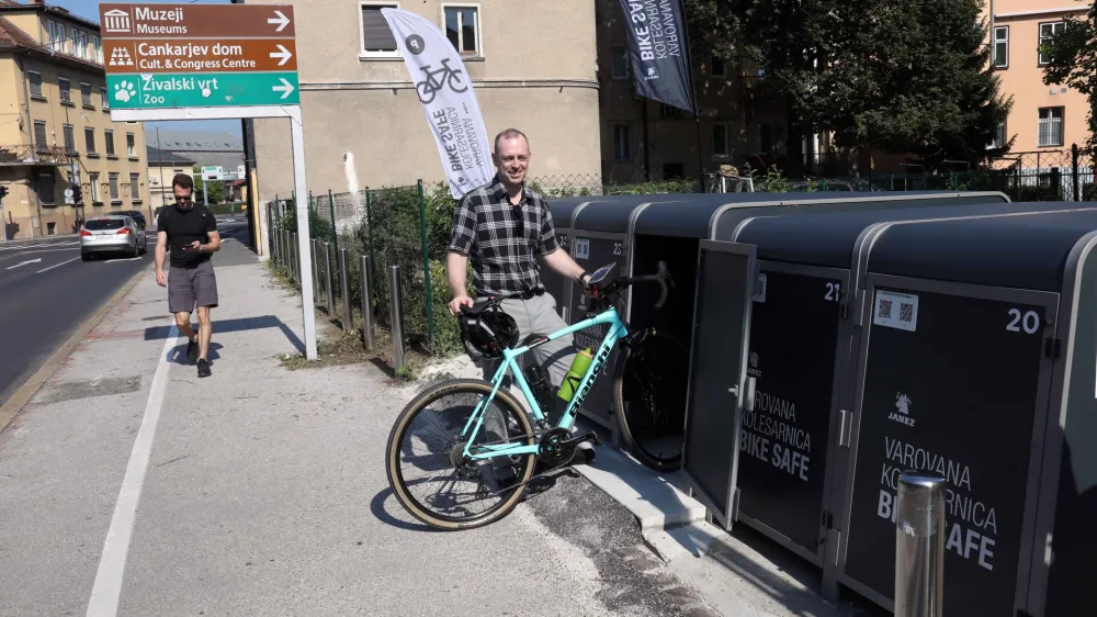 Kolesarnice varovanega parkirišča za kolesa so za zdaj le ob Aškerčevi cesti, do konca leta bodo še na treh lokacijah. Foto: Tomaž Skale