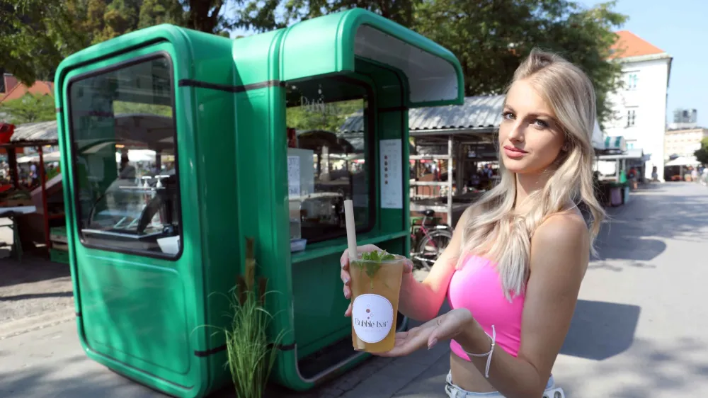 - 28.07.2022 – Ljubljanska tržnica – kiosk Bubble Tea Bar - prodaja osvežilnih napitkov na osnovi čaja ali mleka //FOTO: Tomaž Skale