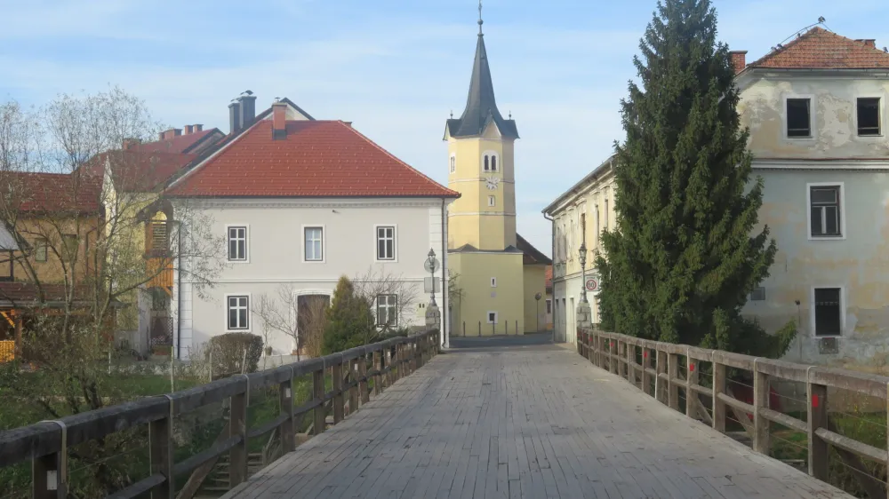 V minulih dneh so poru&scaron;ili dotrajan hrastov most v Kostanjevici na Krki (na sliki), ki predstavlja pomembno kulturno dedi&scaron;čino kraja. Foto: Dragana Stanković&nbsp;