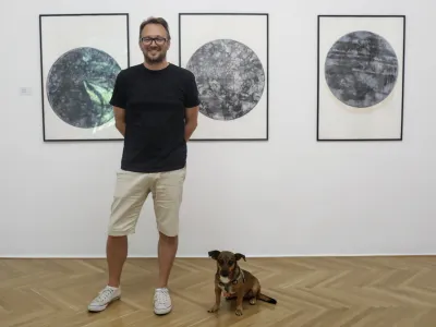 kustos Božidar Zrinski - 28.07.2022 &ndash; MGLC - razstava Odtisi in vtisi 2:: vpogled v slovensko grafično produkcijo zadnjih let //FOTO: Jaka Gasar