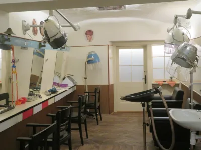 Frizersko brivski salon Kreutz velja za najstarejši ohranjen tovrstni salon v Sloveniji.