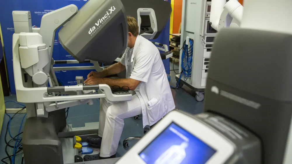 - robot s katerim bodo kirurgi izvajali uroloke operacije prostate in abdominalne operacije- 31.05.2018 - Kirurka klinika UKC Ljubljana - Operacijski blok - odprtje sistema za robotsko asistirane operativne posege, ki ga je v uporabo predala zdravstvena ministrica //FOTO: Matja Rut