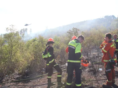 Ovcnjak.<br>Pozar, ki je popoldne znova izbruhnil na Velikem Ovcnjaku nad vasjo Sibelji, je lokaliziran in pod nadzorom, gasilce pa ponoci caka se kar nekaj dela, saj se se pojavljajo posamezna zarisca. Na goriskem Krasu je medtem dan minil mirno, na pogoriscu pa tudi cez noc ostaja pozarna straza. Pozar je lokaliziran tudi na italijanski strani meje.<br>Foto: Stab CZ Notranjska