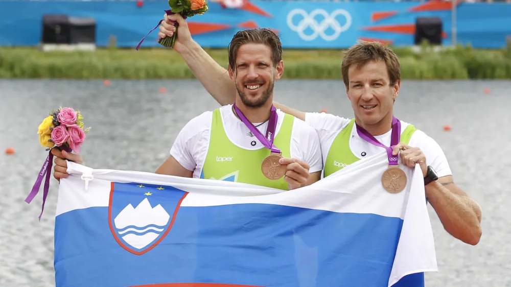 Velika Britanija, London. Poletne olimpijske igre 2012. Veslanje, moski, dvojni dvojec, finale. Dobitnika bronaste medalje slovenska veslaca Luka Spik in Iztok Cop. Foto: Stanko Gruden/STA