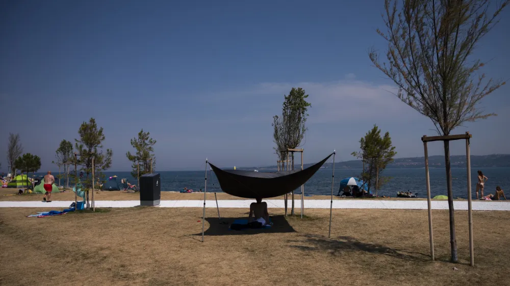 Ob pomanjkanju sence na plaži se nekateri kopalci odlično znajdejo.