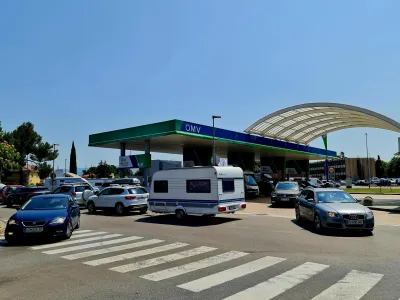 Družba OMV je v prvi polovici leta čisti dobiček povečala za kar 105 odstotkov in zna&scaron;a 3,4 milijarde evrov. OMV Slovenija je prodan, vendar &scaron;e vedno čakajo na dovoljenje regulatornih organov, da jih prevzame madžarski MOL, ki je v prvi polovici leta ustvaril 551 milijonov evrov dobička. Foto: Tatjana Tanackovič&nbsp;