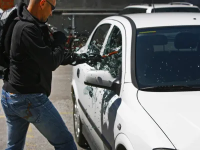 Razbijanje stekel in spajanje žic pod volanom sta že zgodovina.