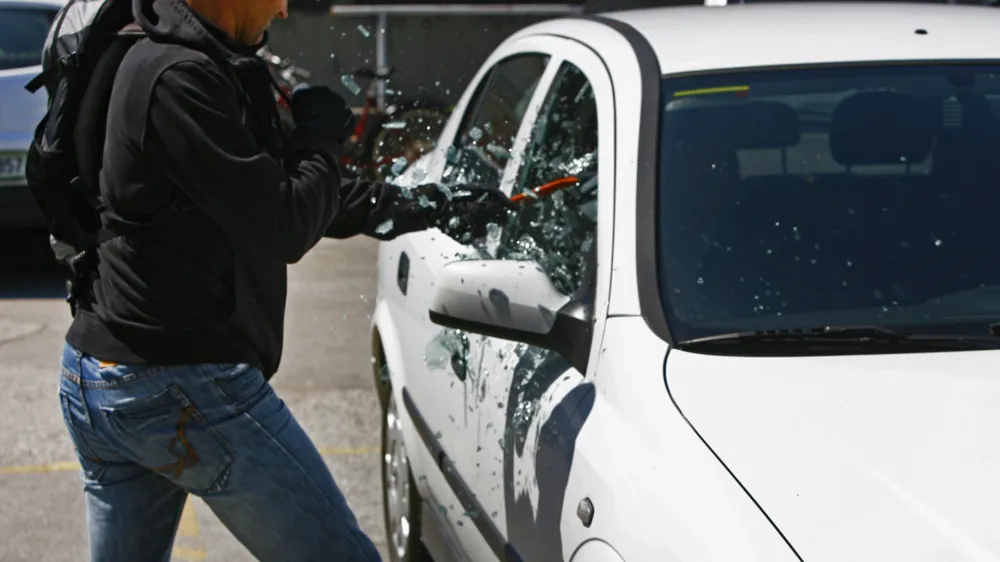 Razbijanje stekel in spajanje žic pod volanom sta že zgodovina.