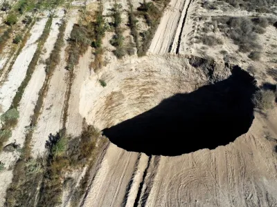 A sinkhole is exposed at a mining zone close to Tierra Amarilla town, in Copiapo, Chile, August 1, 2022. REUTERS/Johan Godoy NO RESALES NO ARCHIVE   TPX IMAGES OF THE DAY