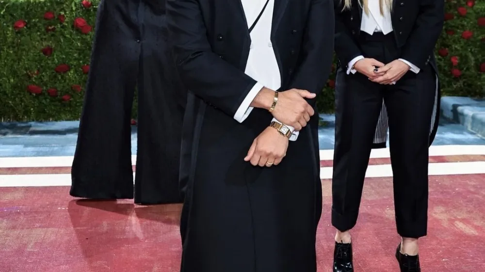  Oscar Isaac, gvatemalsko-ameriški igralec, težav z nošnjo krila na rdeči preprogi ni imel. F Instagram