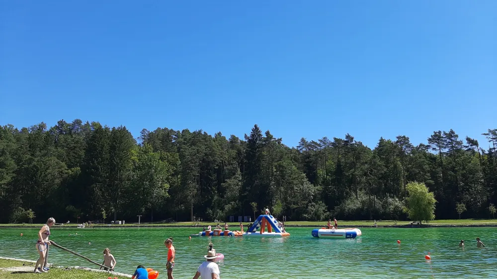 Zaradi šibkega pretoka vode so se v Šobcu namnožile planktonske zelene alge. Sredina analiza je potrdila primernost vode za kopanje, alge za kopalce niso nevarne, lahko pa povzročajo neprijetno reakcijo na koži.&nbsp;