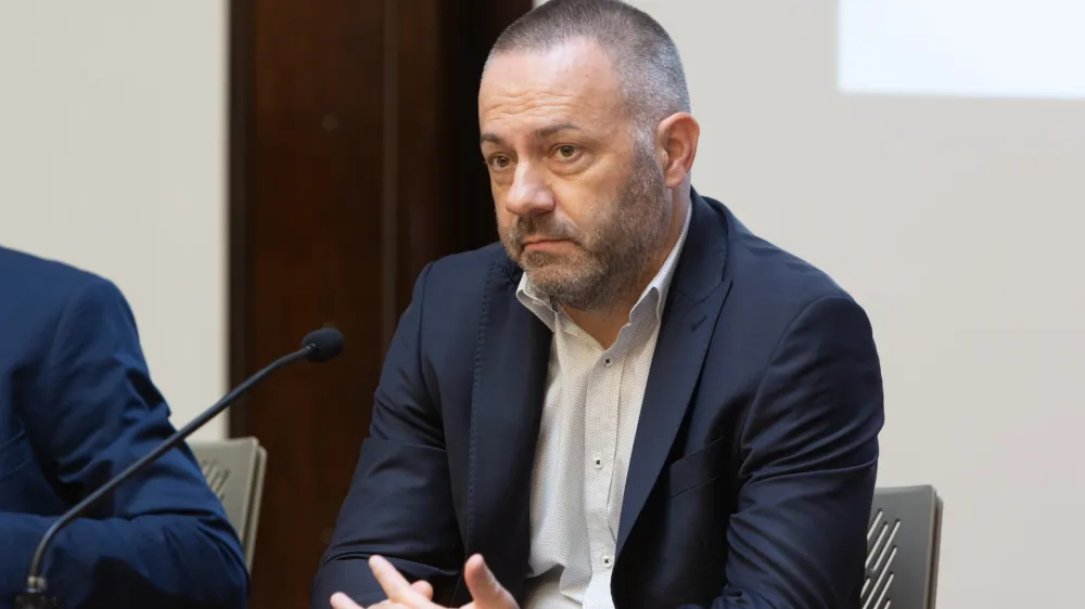 Ljubljana, ministrstvo za zdravje.<br>Novinarska konferenca ministrstva za zdravje, na kateri so predstavniki ministrstva na celu z ministrom Danijelom Besicem Loredanom predstavili stanje investicij v slovenskem zdravstvu s poudarkom na UKC Ljubljana.<br>Minister za zdravje Danijel Besic Loredan.