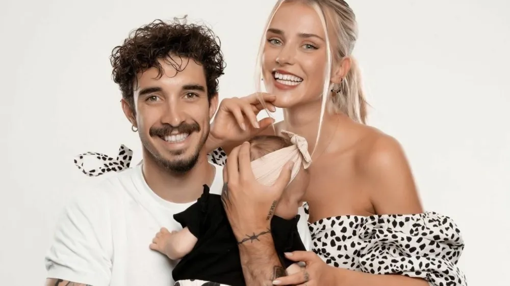 Hrvaški nogometaš Šime Vrsaljko in slovenska manekenka Kaja Vidmar sta pred kratkim dobila hčerko Viktorijo.