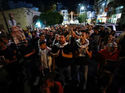 Palestinians attend a protest against Israeli strikes in Gaza, in Ramallah, in the Israeli-occupied West Bank August 5, 2022. REUTERS/Mohamad Torokman