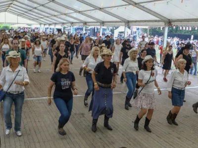 Kantri ples v vrstah, ki so ga v 50. letih plesali v ameri&scaron;kih vestrn barih in salonih, ne pozna starostne omejitve. Na zbiljskem plesi&scaron;ču so v njem v družbi domačih in tujih učiteljev uživali ženske in mo&scaron;ki.