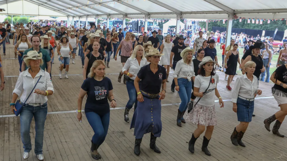 Kantri ples v vrstah, ki so ga v 50. letih plesali v ameriških vestrn barih in salonih, ne pozna starostne omejitve. Na zbiljskem plesišču so v njem v družbi domačih in tujih učiteljev uživali ženske in moški.