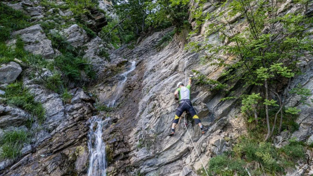 Slikovito ferato krasijo slapovi in druge naravne znamenitosti.
