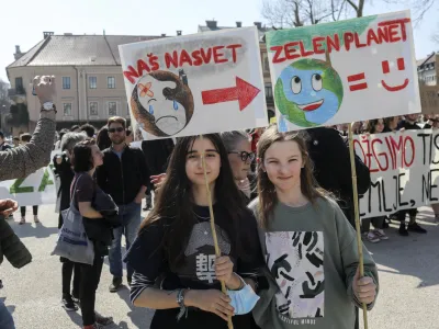 - 25.03.2022 - Podnebni štrajk: PLANET PRED PROFIT! - vseslovenski podnebni protest gibanja Mladi za podnebno pravičnost na Kongresnem trgu: protestni shod /FOTO: Jaka Gasar