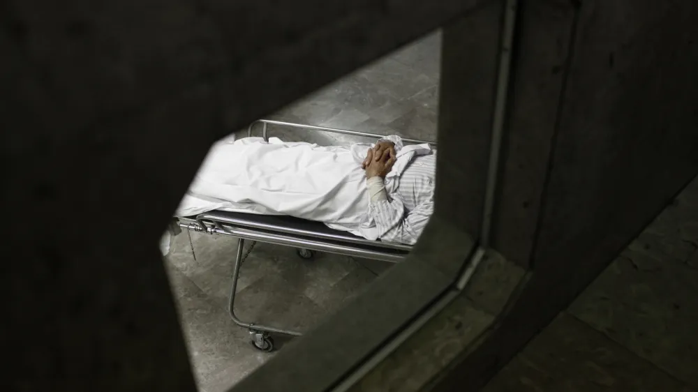 - simbolična fotografija - pacient - bolnik - zdravstvo - zdravstveni sistem- UKC 2013 - Univerzitetni klinični center v Ljubljani, //FOTO: Luka Cjuha