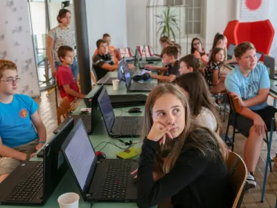 - počitnika računalnika delavnica -  - 27.08.2019 - Kreativni center Poligon - brezplačna počitnika ola programiranja, umetnosti in etike za otroke iz programov Zveze prijateljev mladine Moste-Polje (ZPM)  osnovnoolci spoznavali ustvarjanje umetnikih animacij, oblikovanje računalnikih iger in pisanje programske kode  //FOTO: Luka Cjuha.
