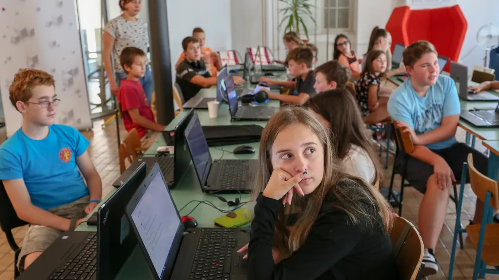 - počitnika računalnika delavnica -  - 27.08.2019 - Kreativni center Poligon - brezplačna počitnika ola programiranja, umetnosti in etike za otroke iz programov Zveze prijateljev mladine Moste-Polje (ZPM)  osnovnoolci spoznavali ustvarjanje umetnikih animacij, oblikovanje računalnikih iger in pisanje programske kode  //FOTO: Luka Cjuha.