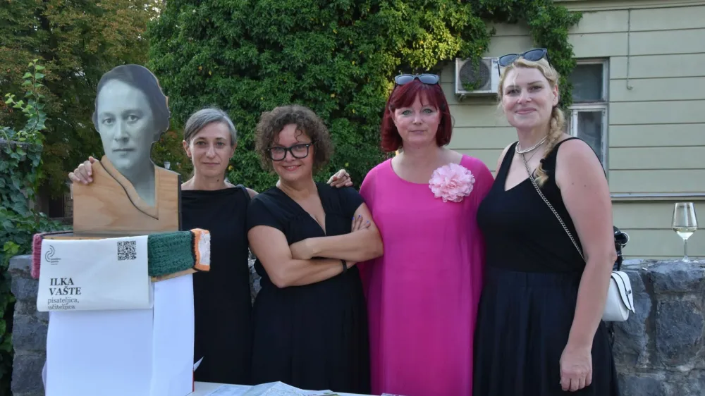 V lokalnem združenju Pozabljena polovica Novega mesta si prizadevajo, da bi pomembne Novome&scaron;čanke iztrgali iz pozabe. Na sliki z leve Natalija Zano&scaron;ki, Meta Kocjan, Klavdija Kotar in Maja Žunič Fabjančič. F M. M., Pozabljena polovica Novega mesta