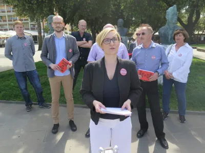 Koper, Hlavatyjev park.<br>Novinarska konferenca lokalnega odbora stranke Levica Istra, na kateri so predstavili istrske kandidate za drzavnozborske volitve ter program Levice.<br>Kandidatka Levice Maja Tasner Vatovec.