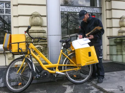 - 13.04.2018 - Toma Osolnik, potar - pismonoa na kolesu  Pota  //FOTO: Luka Cjuha.
