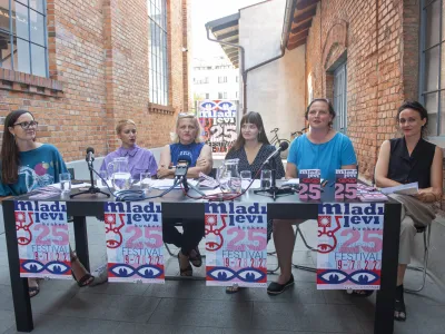 Ljubljana, Stara elektrarna.<br>Novinarski zajtrk ob jubilejnem 25. mednarodnem festivalu Mladi levi 2022, ki bo potekal od 19. do 27. avgusta.<br>O festivalu so med drugim spregovorile direktorica Bunkerja Alma R. Selimovic, selektorice umetniskega programa Mojca Jug, Lea Kukovicic in Klara Drnovsek Solina ter festivalska umetnica Neja Tomsic.