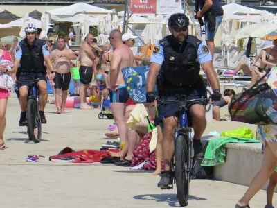 Na osrednji portoro&scaron;ki plaži sta policista te dni kopalce opozarjala na samoza&scaron;čitno ravnanje pred nepridipravi.