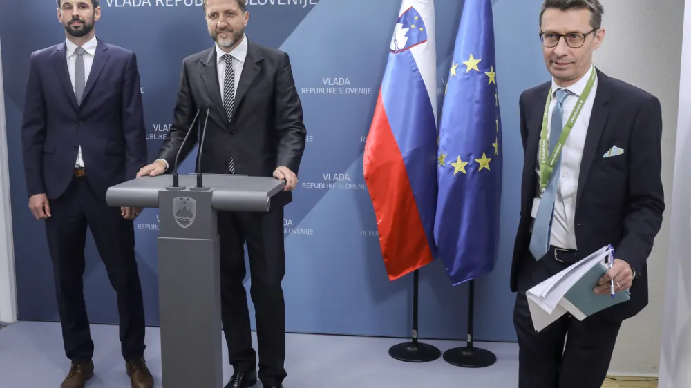 Dragan Barbutovski je bil pred nastopom v. d. direktorja Ukoma direktor British Councila v Sloveniji, svetovalec za EU in strate&scaron;ko komuniciranje ter govorec slovenskega predsedstva EU leta 2008.