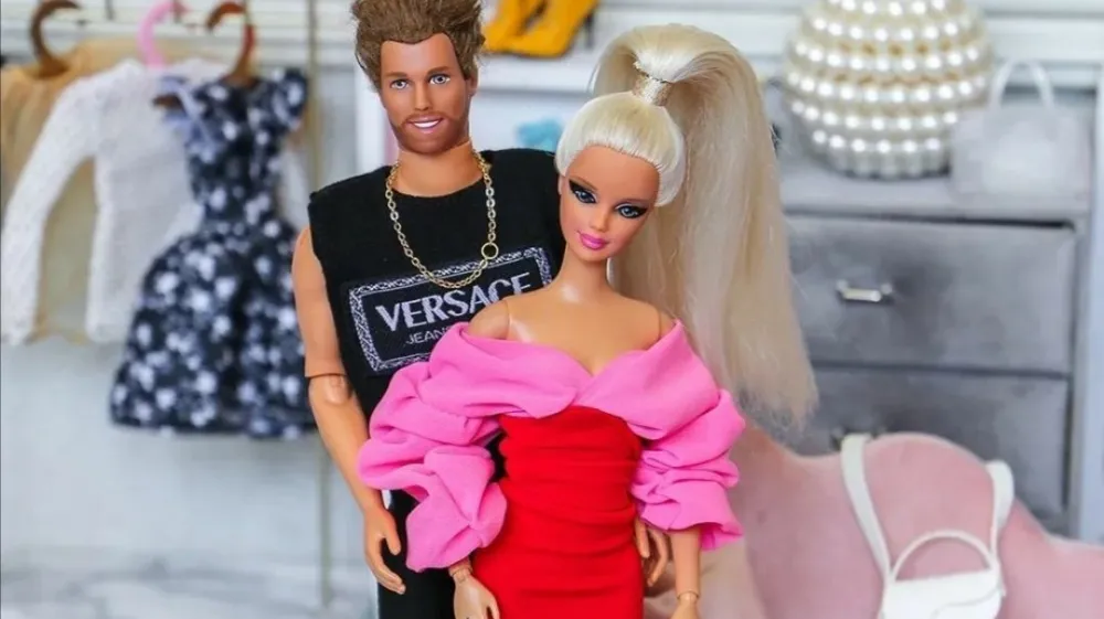 Hrvaška pevka in televizijska voditeljica Maja Šuput in stilist Mark Grubnić s svojo plastično lutko. 