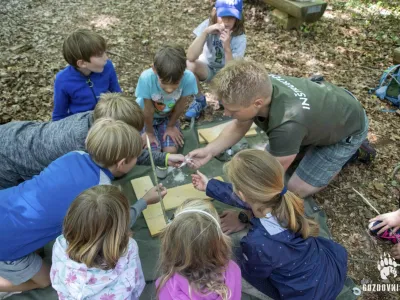 Program otroškega tabora je zastavljen kot igra preko katere udeleženci sodelujejo pri različnih nalogah.