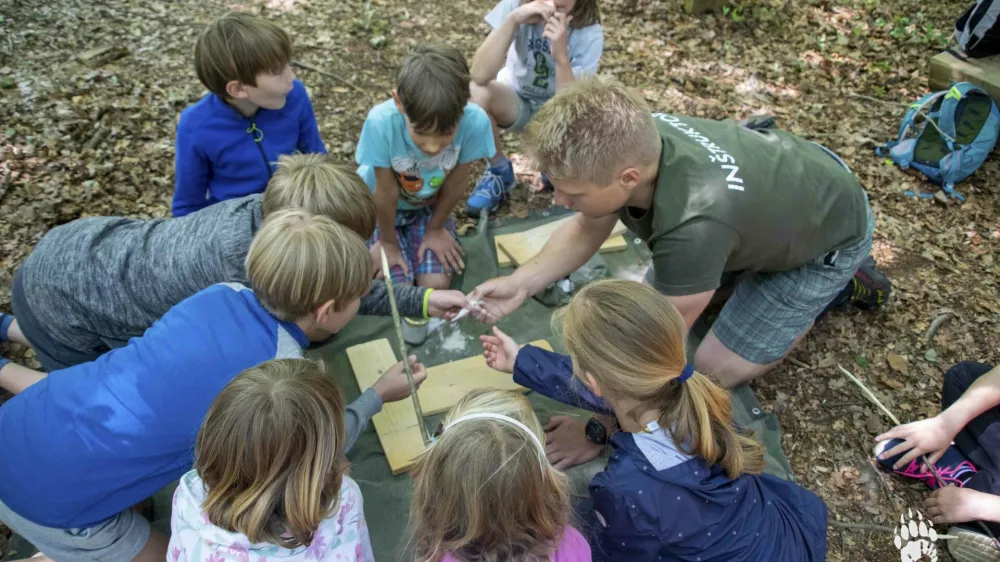 Program otroškega tabora je zastavljen kot igra preko katere udeleženci sodelujejo pri različnih nalogah.