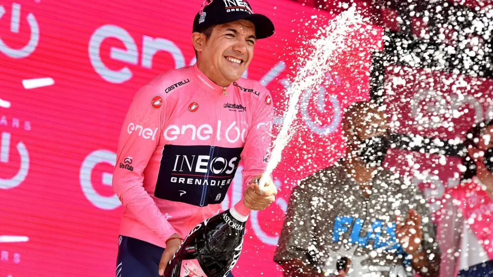 Richard Carapaz je leta 2019 na kolesarski dirki po Italiji na končni cilj pripeljal v rožnati majici vodilnega kolesarja. F Reuters