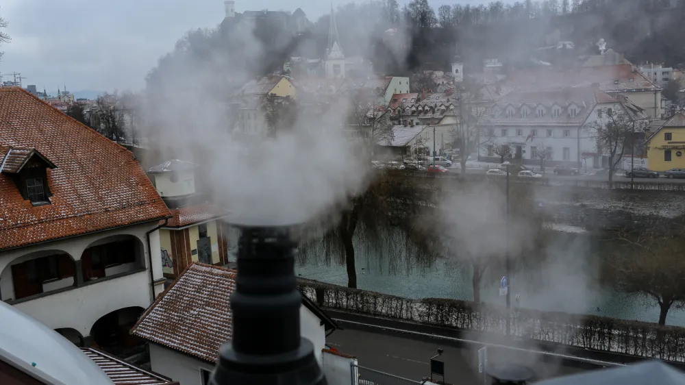 Profesor Jaklič meni, da ni mogoče predvideti, kdaj bodo energenti najcenej&scaron;i. Lokalni trgovec, kot je Petrol, ne vpliva na cenovna gibanja &ndash; svetovne borzne cene so tiste, ki v največji meri krojijo razmere.