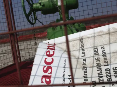 - naftno-plinsko polje Petiovci pri Lendavi - vrtine - črpaliče - pridobivanje plina - fracking  - 23.03.2015 Pomurje/Lendava - britanska druba za raziskovanje nafte in plina, Ascent Resources, ki v okolici Lendave e več let raziskuje nahajaliča plina,///FOTO: Luka CjuhaOPOMBA: ZA OBJAVO V PRILOGI  DNEVNIKOV OBJEKTIV - REPORTAA 2015
