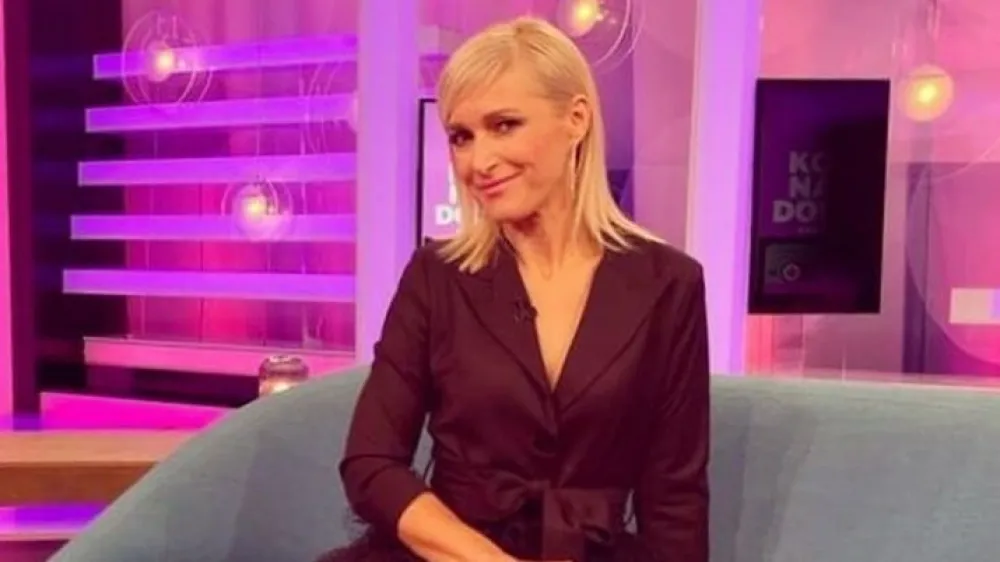 HRT ugasnil razvedrilno oddajo Kod nas doma<br>Priljubljena hrvaška voditeljica Uršula Tolj je izgubila svojo razvedrilno popoldansko oddajo Kod nas doma, ki jo HRT predvaja med tednom na prvem programu. V oddaji je Toljeva med drugim gostila hrvaške in regionalne glasbenike in druge lokalne zvezde, ob pomoči kuharskih gostov pa poskrbela tudi za kulinarične nasvete. <br><br>Konec predvajanja oddaje je za hrvaške medije potrdila tudi Toljeva, ki ostaja na HRT. "Zaposlena sem za stalno in delam, kar mi rečejo. Če me bodo poslali na tržnico, bom poročala s tržnice. V načrtu je ena nova stara oddaja, a o tem ne bi hotela govoriti," je dejala za Index. <br><br>Toljeva na HRT, kjer je že več kot 25 let, nima sreče, saj so jo prejšnjo leto odstavili z mesta urednice Dore, hrvaškega izbora za Pesem Evrovizije. Kriva naj bi bila oblačila, ki jih je lani na Evrosongu nosila hrvaška pevka Albina Grčić. Urednica Dore naj bi namreč zaobšla kostumografinjo HRT Natašo Sever in za oblikovanje kostuma Grčićeve angažirala oblikovalca Juraja Zigmana, Severjeva pa oblačila ni odobrila. Eden od razlogov za njeno zamenjavo pa naj bi bil tudi račun v znesku 160 evrov iz ene od trgovin v Rotterdamu, kjer je Toljeva s službeno kartico kupila štiri kombinezone za pevkine spremljevalne plesalce. <br>