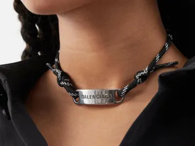 Za ogrlico iz vezalk je potrebno odšteti 350 evrov. F Matchesfashion 