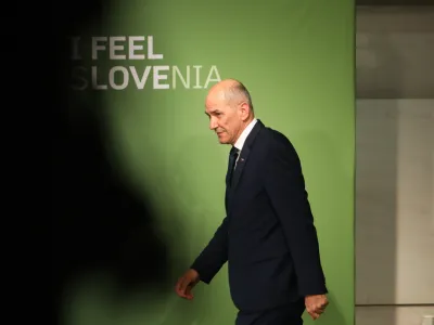 Predsednik SDS Janez Janša bo moral ponovno sesti na zatožno klop. Specializirano državno tožilstvo mu očita pomoč pri kaznivem dejanju zlorabe položaja ali pravic.&nbsp;