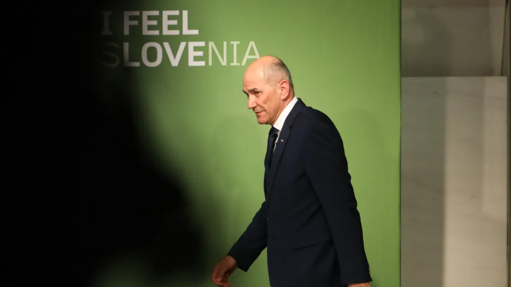 Predsednik SDS Janez Janša bo moral ponovno sesti na zatožno klop. Specializirano državno tožilstvo mu očita pomoč pri kaznivem dejanju zlorabe položaja ali pravic.&nbsp;