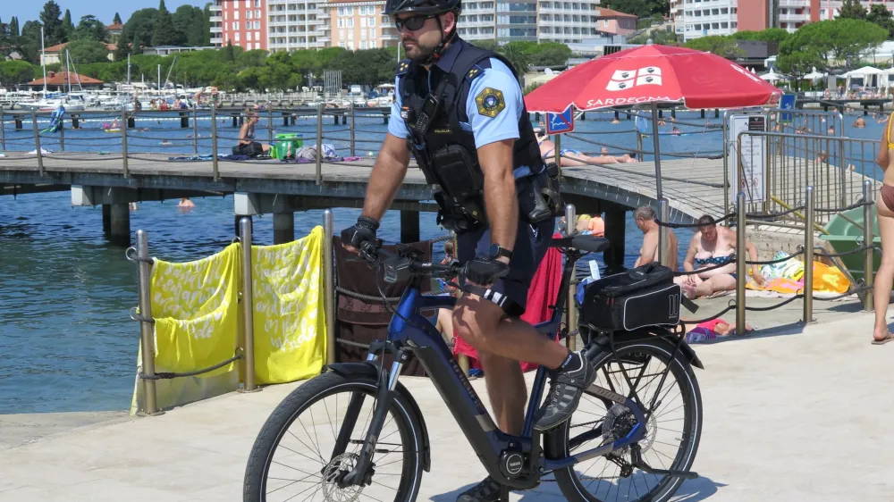 V preventivni akciji policije na Obali je bilo vendarle mogoče opaziti nekaj policistov na kolesih.